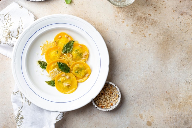 Hausgemachte Ravioli gefüllt mit Ricotta und Grünkohl