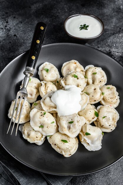 Foto hausgemachte ravioli-knödel mit rind- und schweinefleisch.