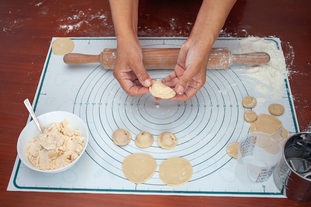 Hausgemachte Ravioli mit Hüttenkäse zubereiten. Traditionelle Küche.