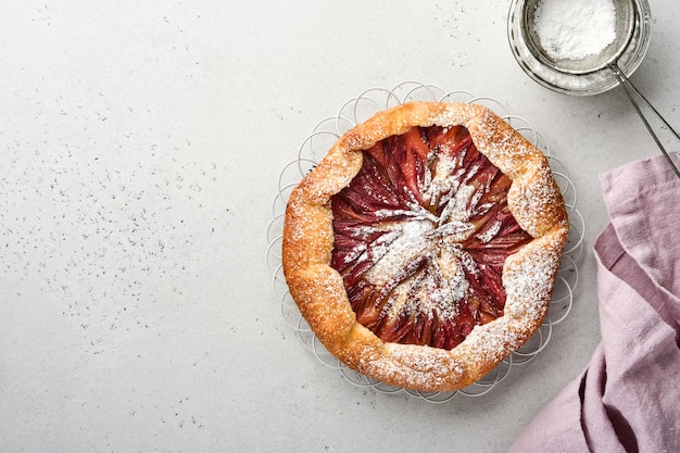 hausgemachte Rhabarber-Galette mit Sternenmuster