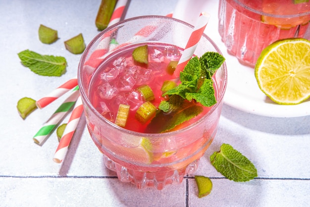 Hausgemachte Rhabarberlimonade