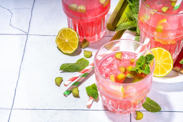 Hausgemachte Rhabarberlimonade