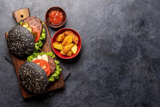 Hausgemachte Rindfleischburger mit schwarzen Brötchen