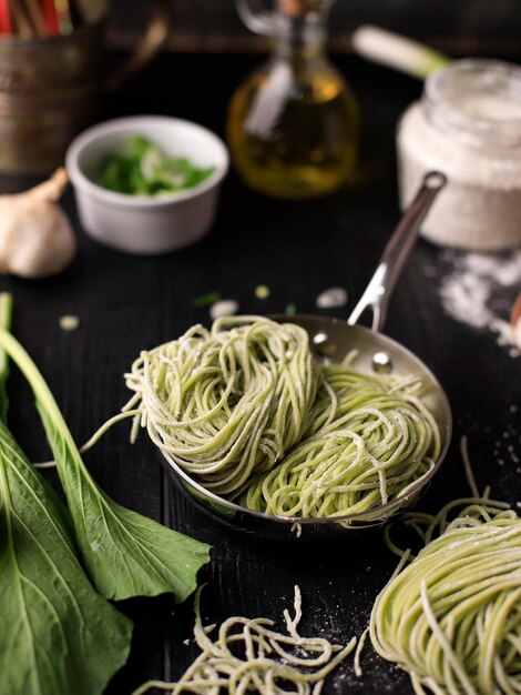 Hausgemachte rohe asiatische grüne Gemüsenudeln im Hausmannskostprozess in der Küche Mie Sawi Sayur