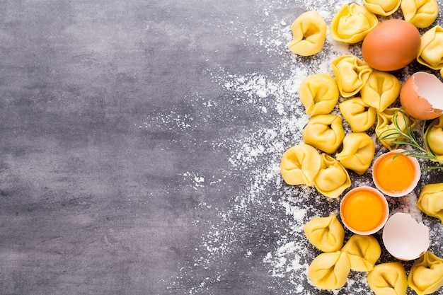 Hausgemachte rohe italienische Tortellini und Basilikumblätter.