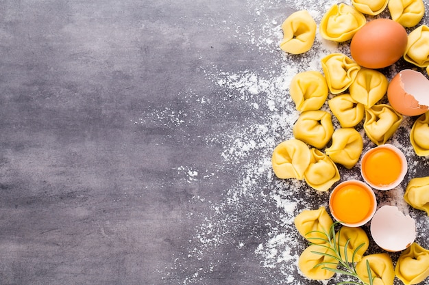 Hausgemachte rohe italienische Tortellini und Zutaten
