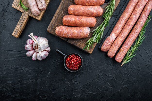 Hausgemachte rohe Würstchen auf dem Tisch