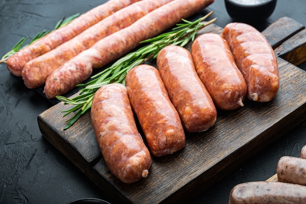 Hausgemachte rohe Würstchen auf dem Tisch