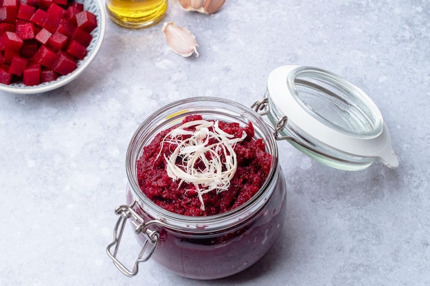 Hausgemachte Rüben-Pesto-Sauce im Glas Gesunde vegetarische Detox-Diät