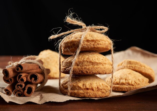 Hausgemachte runde gebackene Kekse auf braunem Papier köstliches Dessert aus der Nähe