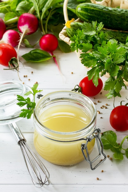 Hausgemachte Salatdressing-Vinaigrette mit Senf