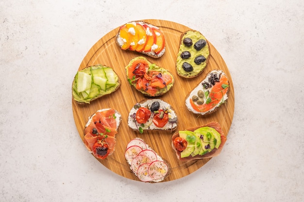 Hausgemachte Sandwiches mit Brot und verschiedenen Zutaten und Gewürzen auf hellem Raum. Gesundes leckeres Essen zum Frühstück und Mittagessen