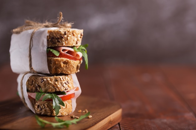 Hausgemachte Sandwiches mit frischem Gemüse und Olivenöl