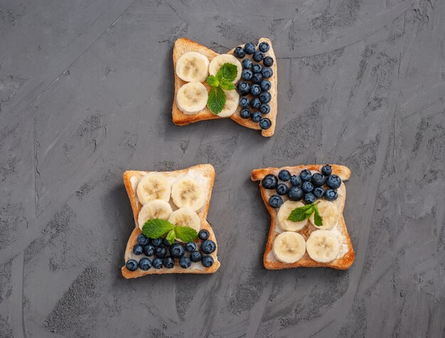 Hausgemachte Sandwiches mit Quark, Blaubeeren, Banane, Minze