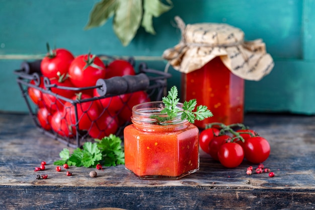 Hausgemachte Sauce aus reifen roten Tomaten in Gläsern