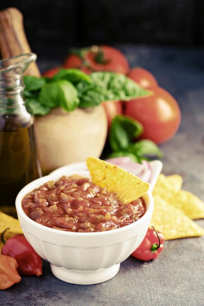 Foto hausgemachte scharfe tomatensalze mit gemüse und olivenöl