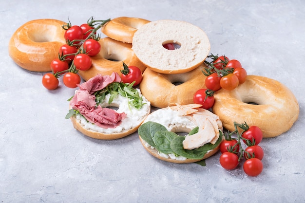 Hausgemachte Schinken und Hühnchen-Bagel