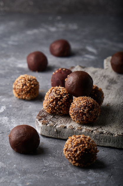 Foto hausgemachte schokolade süßigkeiten-trüffel schokolade leckeren snack auf grau