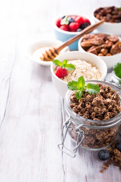 Hausgemachte Schokoladen-Müsli-Zutaten