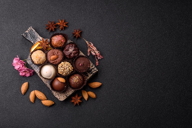 Hausgemachte Schokoladen-Süßigkeiten mit verschiedenen Füllungen und Sprinkles