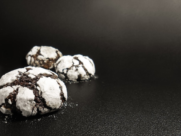 Hausgemachte Schokoladenkekse. Schokoladen-Brownie-Kekse in Puderzucker