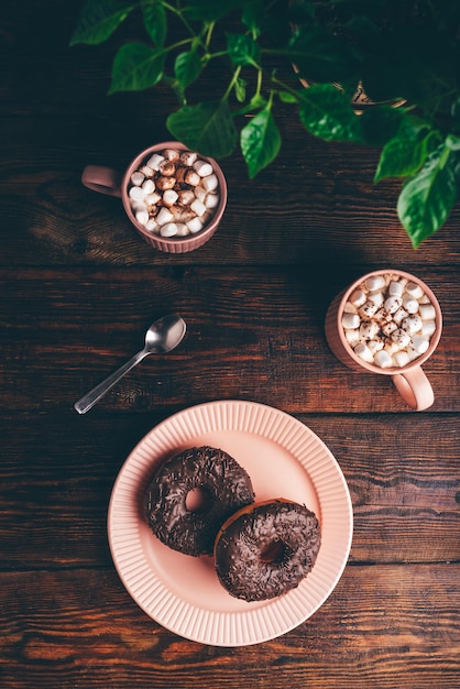 Hausgemachte Schokoladenkrapfen und heiße Schokolade mit Marshmallow