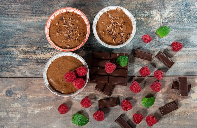 Hausgemachte Schokoladenmousse mit frischen Himbeeren