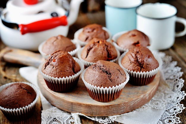 Hausgemachte Schokoladenmuffins auf hölzernem Hintergrund