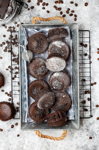 Hausgemachte Schokoladenmuffins mit Kaffee und Schokoscheiben