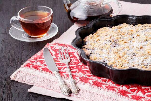 hausgemachte Schokoladenpastete mit Zuckerpulver bestreut