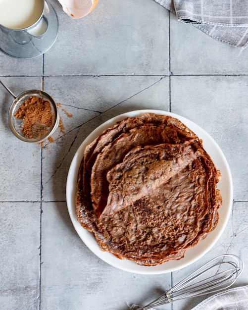 Hausgemachte Schokoladenpfannkuchen auf grauem Hintergrund