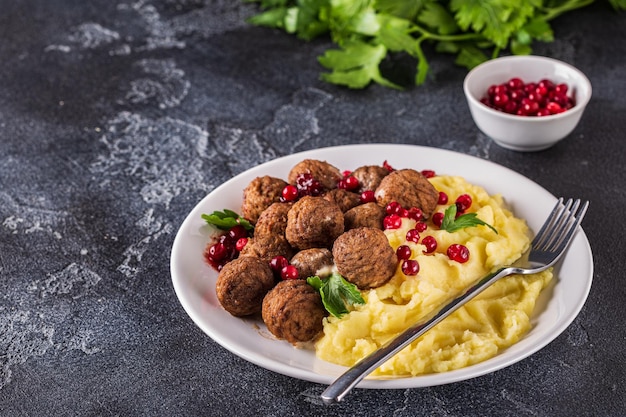 Hausgemachte schwedische Fleischbällchen mit Sahnesauce und Petersilie