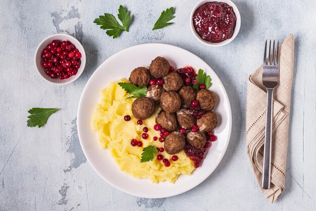 Hausgemachte schwedische Fleischbällchen mit Sahnesauce und Petersilie