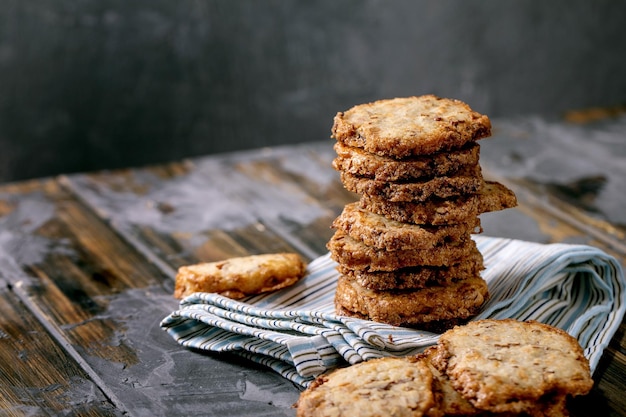 Foto hausgemachte shortbread-zuckerkekse mit nüssen und schokolade