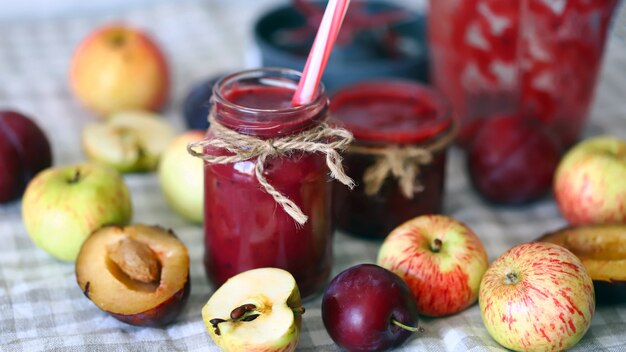 Hausgemachte Sommerfrucht-Smoothies.