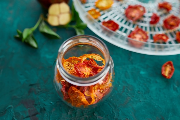 Hausgemachte sonnengetrocknete Tomaten mit Kräutern, Knoblauch in Olivenöl im Glas