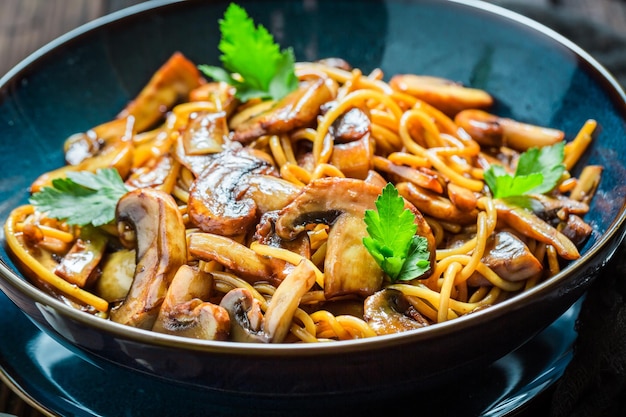 Hausgemachte Spaghetti mit Champignons, Petersilie und Champignons