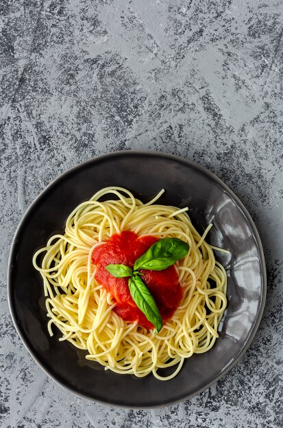 Hausgemachte Spaghetti mit Tomaten-Basilikum-Sauce