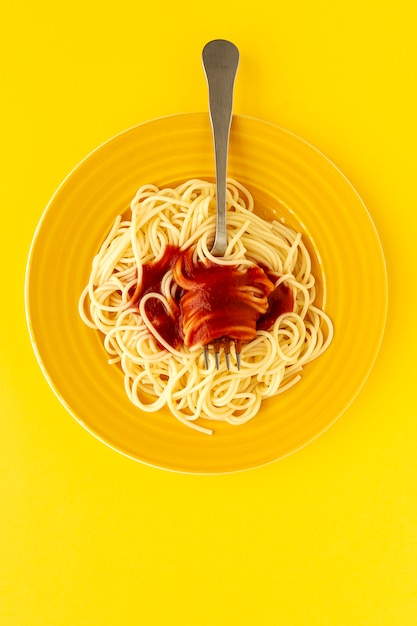 Foto hausgemachte spaghetti mit tomaten-basilikum-sauce