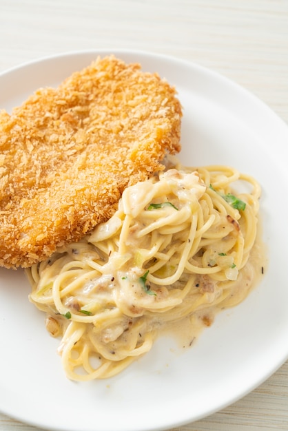 hausgemachte Spaghetti-Pasta weiße Sahnesauce mit gebratenem Fisch