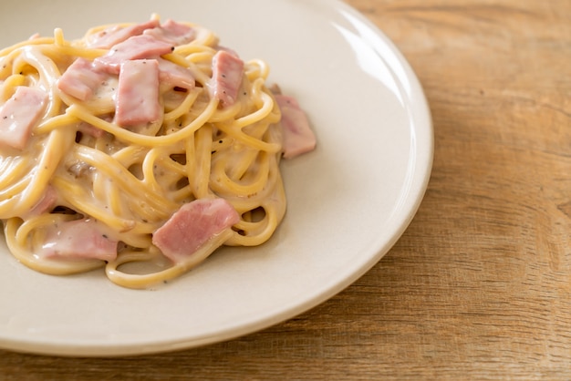 hausgemachte Spaghetti weiße Sahnesauce mit Schinken nach italienischer Art