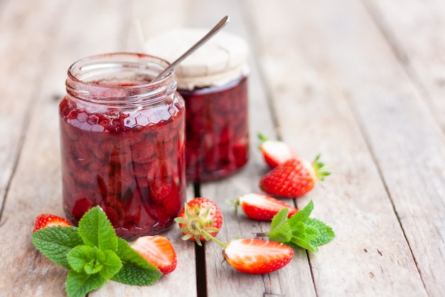 Hausgemachte Srawberry-Marmelade im Glas auf Holztisch.