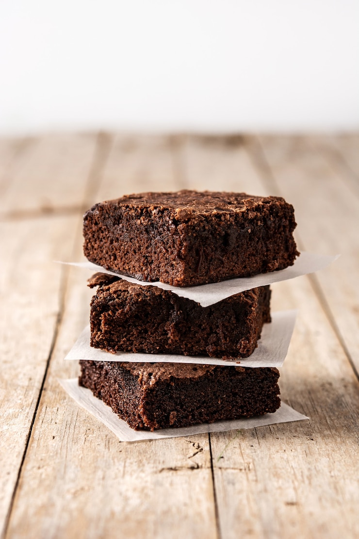 Foto hausgemachte stücke von brownies auf holztisch