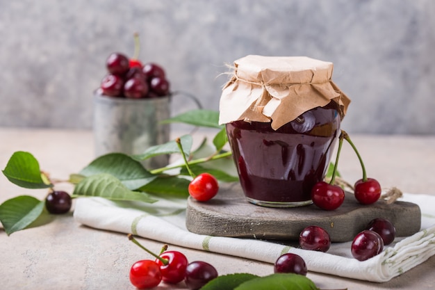 Hausgemachte Süß-Sauerkirsch-Marmelade in einem Glas