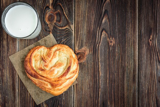 Hausgemachte süße Hefebrötchen mit Apfelmarmelade