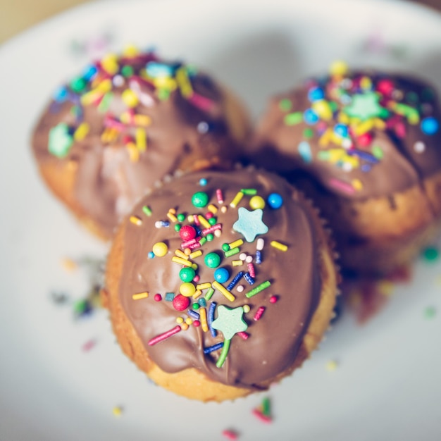 Hausgemachte süße leckere Muffins mit bunter Dekoration