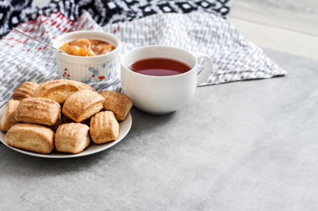 Hausgemachte süße Zimtplätzchen und eine Tasse Tee