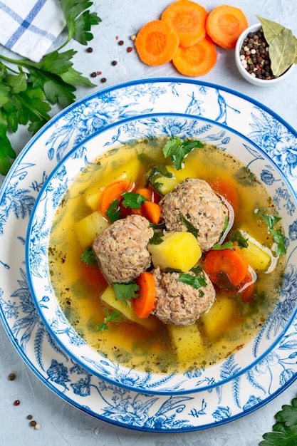 Foto hausgemachte suppe mit fleischbällchen