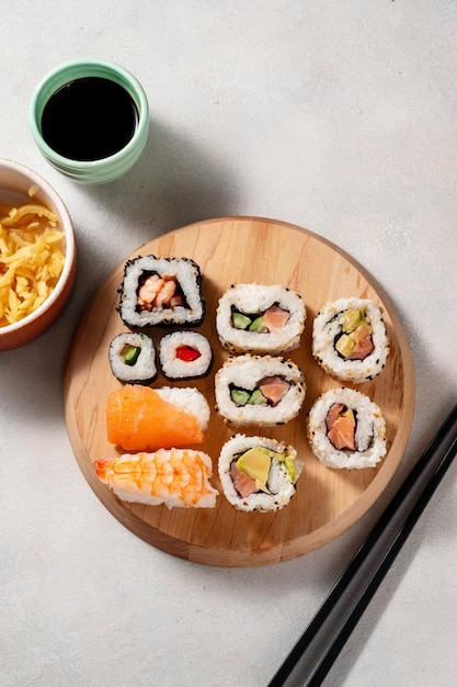 Hausgemachte Sushi-Rollen mit Lachs-Garnelen-Avocado Draufsicht auf verschiedene Sushi