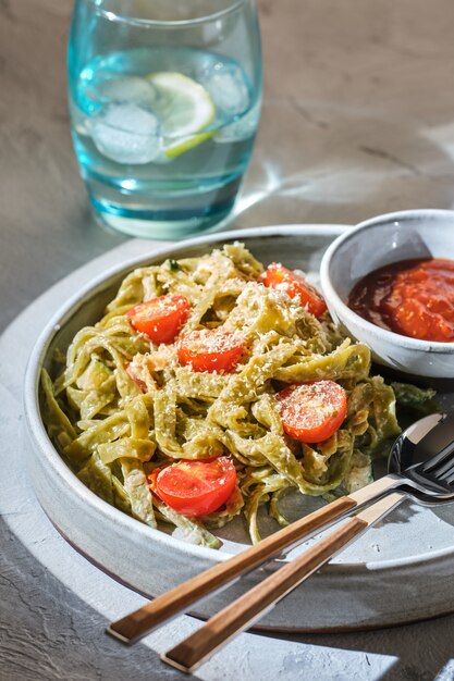 Hausgemachte Tagliatelle-Nudeln mit Zucchini, Tomaten und Kabeljau